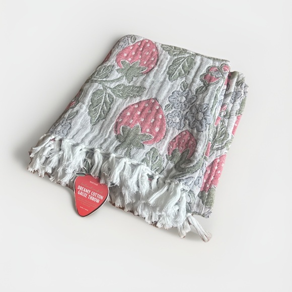 Envogue Other - Envogue Dreamy Cotton Gauze Throw Blanket Quilt Strawberry Floral Print 50x60”